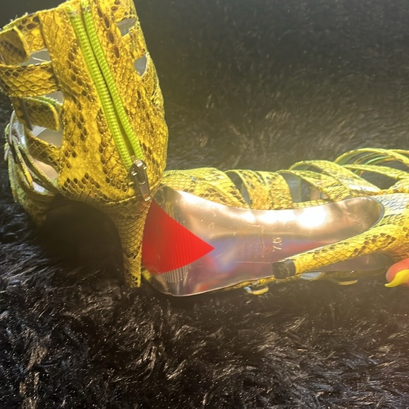 Heels Apricot Green snake design … 5 in Heels NEW - Picture 3 of 3